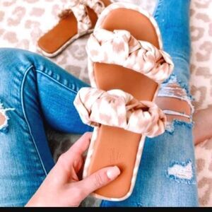 𝅺BRAND new Knotted slide sandals sz.11